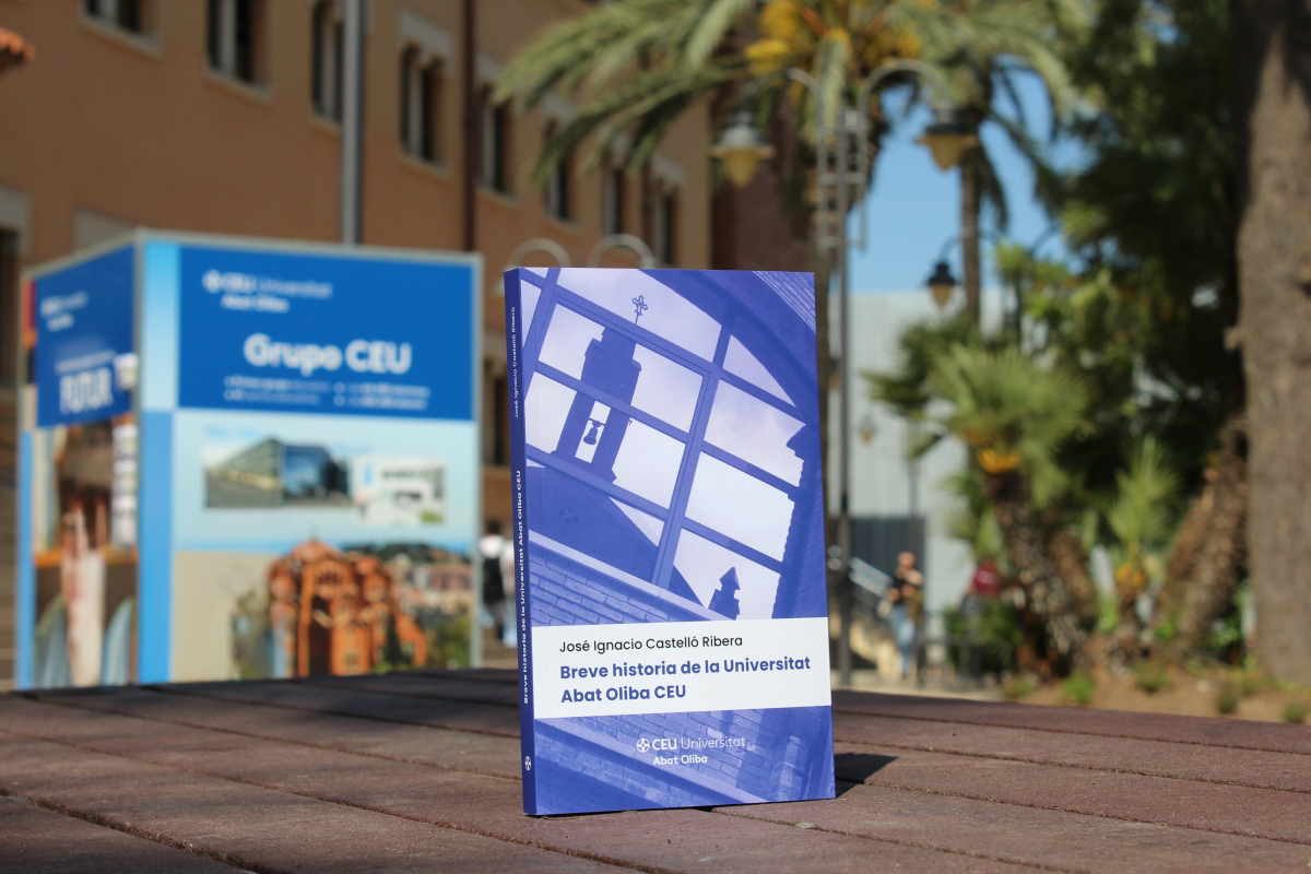 La CEU UAO publica un libro que recorre más de 50 años de su historia